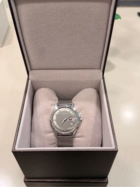 Gucci G-Timeless Watch (126.3) with Grey Dial and Mesh Silver Band